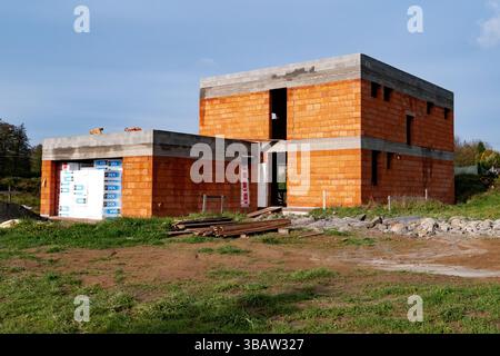 SENOV, RÉPUBLIQUE TCHÈQUE - 23 OCTOBRE 2018 : Maison familiale inachevée construite en briques orange. Il a un toit incomplet. Banque D'Images