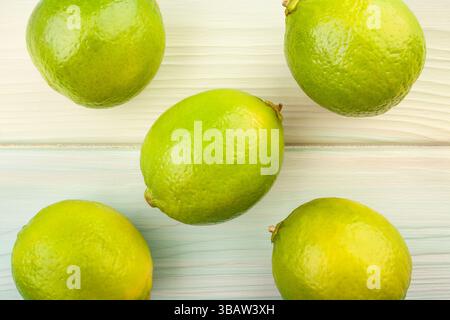 limes sur fond de bois vue de dessus Banque D'Images