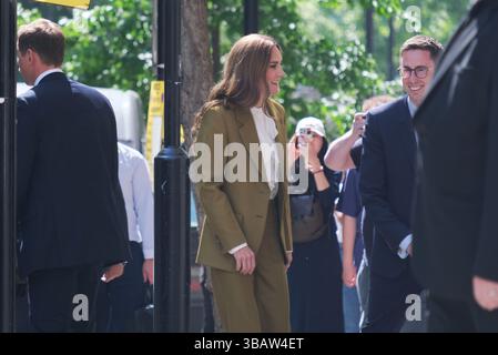 Londres, Royaume-Uni. 13 mai 2025. Catherine, Princesse de Galles, arrive au 180 Studios, The Strand, à Londres, Angleterre, le 13 mai, 2025, pour remettre le prix Queen Elizabeth II lors d'un événement organisé par le British Fashion Council (BFC). Le prix est décerné chaque année à un créateur de mode britannique émergent qui fait preuve d'un talent exceptionnel et s'engage dans des politiques durables. Son Altesse Royale rencontre et voit des designers primés et présélectionnés lors de sa visite. (Photo de Seiya Tanase/NurPhoto) crédit : NurPhoto SRL/Alamy Live News Banque D'Images