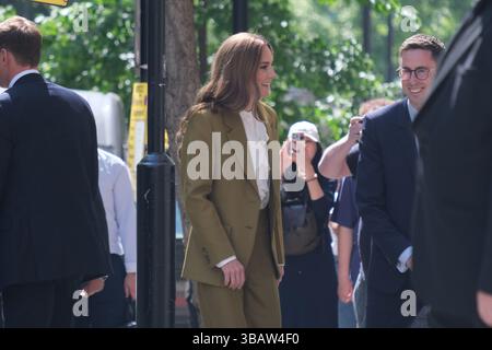 Londres, Royaume-Uni. 13 mai 2025. Catherine, Princesse de Galles, arrive au 180 Studios, The Strand, à Londres, Angleterre, le 13 mai, 2025, pour remettre le prix Queen Elizabeth II lors d'un événement organisé par le British Fashion Council (BFC). Le prix est décerné chaque année à un créateur de mode britannique émergent qui fait preuve d'un talent exceptionnel et s'engage dans des politiques durables. Son Altesse Royale rencontre et voit des designers primés et présélectionnés lors de sa visite. (Photo de Seiya Tanase/NurPhoto) crédit : NurPhoto SRL/Alamy Live News Banque D'Images