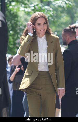 Londres, Royaume-Uni. 13 mai 2025. Catherine, Princesse de Galles, arrive au 180 Studios, The Strand, à Londres, Angleterre, le 13 mai, 2025, pour remettre le prix Queen Elizabeth II lors d'un événement organisé par le British Fashion Council (BFC). Le prix est décerné chaque année à un créateur de mode britannique émergent qui fait preuve d'un talent exceptionnel et s'engage dans des politiques durables. Son Altesse Royale rencontre et voit des designers primés et présélectionnés lors de sa visite. (Photo de Seiya Tanase/NurPhoto) crédit : NurPhoto SRL/Alamy Live News Banque D'Images