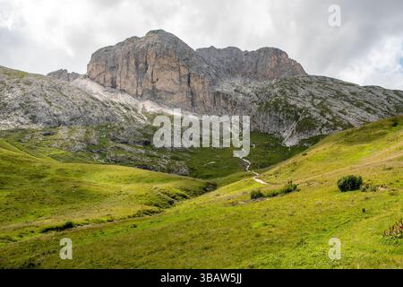 Les sommets des dolomites au-dessus du col d'Antermoia dans les Dolomites du Tyrol du Sud. Banque D'Images