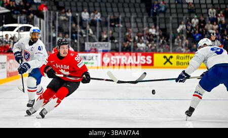Stockholm, Suède. 13 mai 2025. STOCKHOLM, SUÈDE 20250513Le canadien Macklin Celebrini (#96) lors du Championnat mondial de hockey sur glace de l'IIHF, groupe A, entre le Canada et la France, à l'Avicii Arena de Stockholm, en Suède, le 13 mai 2025. Photo : Anders Wiklund/TT/Code 10040 crédit : TT News Agency/Alamy Live News Banque D'Images