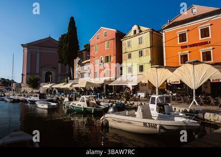 Veli Losinj, Croatie-25 juillet 2024 : belle petite ville de Veli Losinj, située sur l'île de Losinj, Croatie, destination touristique et nautique populaire Banque D'Images