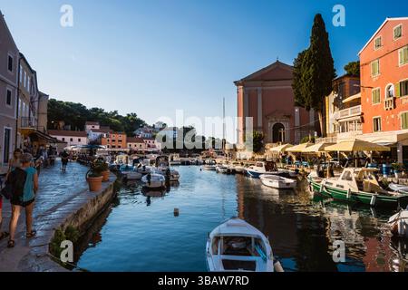 Veli Losinj, Croatie-25 juillet 2024 : belle petite ville de Veli Losinj, située sur l'île de Losinj, Croatie, destination touristique et nautique populaire Banque D'Images
