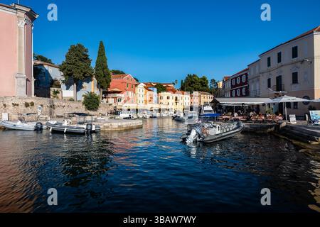 Veli Losinj, Croatie-25 juillet 2024 : belle petite ville de Veli Losinj, située sur l'île de Losinj, Croatie, destination touristique et nautique populaire Banque D'Images