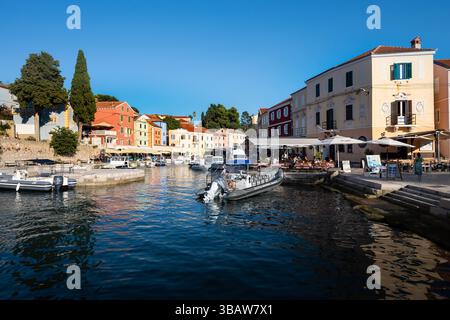 Veli Losinj, Croatie-25 juillet 2024 : belle petite ville de Veli Losinj, située sur l'île de Losinj, Croatie, destination touristique et nautique populaire Banque D'Images