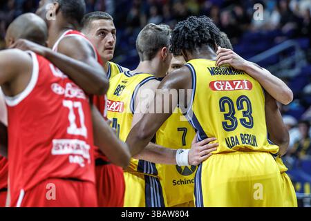 Berlin, Allemagne. 13 mai 2025. Basket-ball : Bundesliga, Alba Berlin - Syntainics MBC Weißenfels, play-in round, 1er round, Uber Arena. Les joueurs d'Alba Berlin discutent en cercle. Crédit : Andreas Gora/dpa/Alamy Live News Banque D'Images