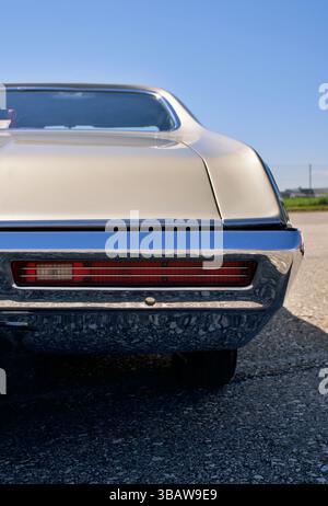 Gros plan arrière d'un muscle car américain classique avec pare-chocs chromé et feu arrière vintage Banque D'Images