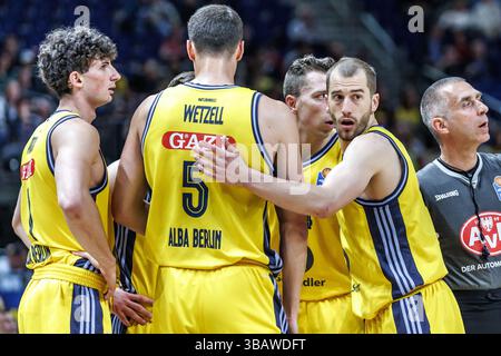 Berlin, Allemagne. 13 mai 2025. Basket-ball : Bundesliga, Alba Berlin - Syntainics MBC Weißenfels, play-in round, 1er round, Uber Arena. Les joueurs de l'ALBA Berlin sont ensemble dans le cercle. Crédit : Andreas Gora/dpa/Alamy Live News Banque D'Images