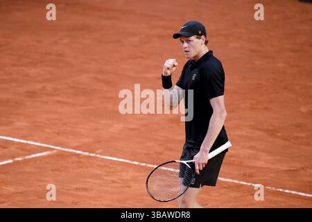 Rome, Italie. 13 mai 2025. Jannik Sinner d'Italie célèbre contre Francisco Cerundolo d'Argentine lors de l'Internazionali BNL d'Italia jour neuf au Foro Italico le 13 mai 2025 à Rome, Italie. Crédit : Giuseppe Maffia/Alamy Live News Banque D'Images