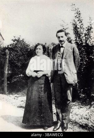 Mileva Marić (19 décembre 1875 – 4 août 1948), parfois appelée Mileva Marić-Einstein est une physicienne et mathématicienne serbe. Elle a montré des aptitudes intellectuelles dès son plus jeune âge et a étudié à Zürich Polytechnic. Ses études ont porté sur le calcul différentiel et intégral, la géométrie descriptive et projective, la mécanique, la physique théorique, la physique appliquée, la physique expérimentale, et astronomie. L'un de ses collègues d'études à l'université était son futur mari Albert Einstein. Banque D'Images