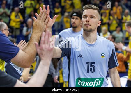 Berlin, Allemagne. 13 mai 2025. Basket-ball : Bundesliga, Alba Berlin - Syntainics MBC Weißenfels, play-in round, 1er round, Uber Arena. Martin Hermannsson, d'Alba Berlin, applaudit après la victoire. Crédit : Andreas Gora/dpa/Alamy Live News Banque D'Images