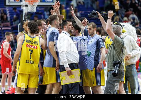 Berlin, Allemagne. 13 mai 2025. Basket-ball : Bundesliga, Alba Berlin - Syntainics MBC Weißenfels, play-in round, 1er round, Uber Arena. Les joueurs de l'Alba Berlin ont atteint cinq points après la victoire. Crédit : Andreas Gora/dpa/Alamy Live News Banque D'Images