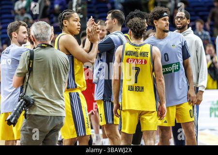 Berlin, Allemagne. 13 mai 2025. Basket-ball : Bundesliga, Alba Berlin - Syntainics MBC Weißenfels, play-in round, 1er round, Uber Arena. Les joueurs de l'Alba Berlin ont atteint cinq points après la victoire. Crédit : Andreas Gora/dpa/Alamy Live News Banque D'Images