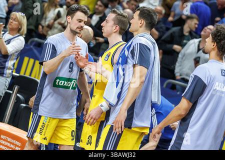 Berlin, Allemagne. 13 mai 2025. Basket-ball : Bundesliga, Alba Berlin - Syntainics MBC Weißenfels, play-in round, 1er round, Uber Arena. Les joueurs de l'Alba Berlin ont atteint cinq points après la victoire. Crédit : Andreas Gora/dpa/Alamy Live News Banque D'Images