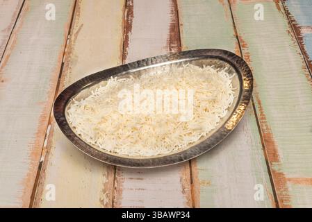 Le riz blanc est une préparation à base de riz cuit dans l'eau, largement consommé dans le monde entier. Il est utilisé pour accompagner de nombreux plats principaux Banque D'Images