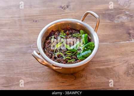 Le Japchae est un plat typique de la cuisine coréenne fabriqué à partir d'un type de nouilles cellophane appelé Dang myeon, fabriqué à partir de fécule de patate douce Banque D'Images