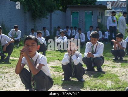 Srinagar, Inde. 13 mai 2025. SRINAGAR, INDE - 13 MAI : les élèves assistent à l'Assemblée du matin dans leur école après sa réouverture après le cessez-le-feu entre l'Inde et le Pakistan le 13 mai 2025 à Srinagar, en Inde. (Photo de Waseem Andrabi/Hindustan Times/Sipa USA) crédit : Sipa USA/Alamy Live News Banque D'Images