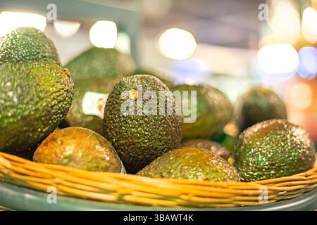 avocat mûr dans des récipients en plastique au supermarché. Nourriture végétalienne Banque D'Images