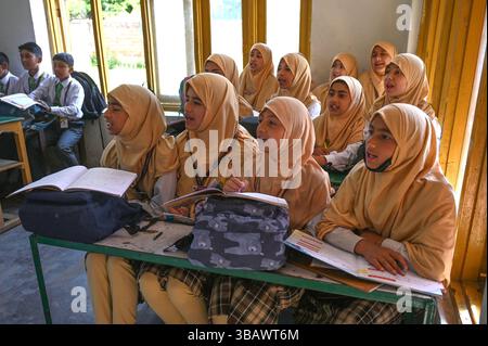 Srinagar, Inde. 13 mai 2025. SRINAGAR, INDE - 13 MAI : les élèves assistent à une classe dans leur école après sa réouverture après le cessez-le-feu Pakistan-Inde, le 13 mai 2025 à Srinagar, en Inde. (Photo de Waseem Andrabi/Hindustan Times/Sipa USA) crédit : Sipa USA/Alamy Live News Banque D'Images