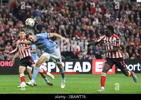 Liam Kitching de Coventry City dirige le ballon loin de sa zone défensive lors du match de demi-finale du Sky Bet Championship Sunderland vs Coventry City au Stadium of Light, Sunderland, Royaume-Uni, 13 mai 2025 (photo par Alfie Cosgrove/News images) Banque D'Images