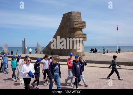 Élèves de Shool au Memorial Monument aux soldats américains à Omaha Beach, l'un des cinq secteurs de débarquement sur la plage du compone d'assaut amphibie Banque D'Images