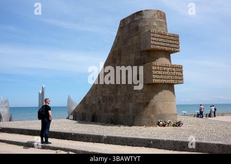 Monument commémoratif aux soldats américains à Omaha Beach L'un des cinq secteurs de débarquement sur la plage de la composante d'assaut amphibie de l'opération Overlord duri Banque D'Images