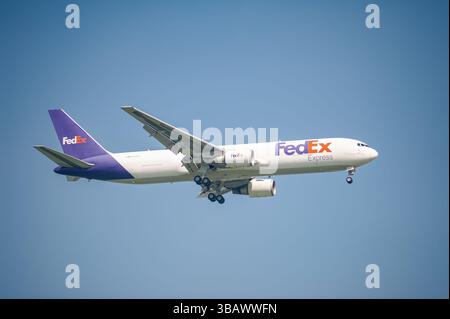21.10.2024, Singapour, , Singapour - Un Boeing 767-300F cargo de la compagnie aérienne américaine Federal Express (FedEx) immatriculée N108FE ap Banque D'Images