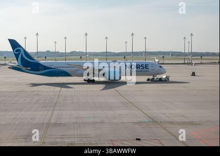 18.10.2024, Allemagne, Berlin, Berlin - Europe - Un Boeing 787-9 Dreamliner avion de passagers de Norse Atlantic Airways immatriculé LN-FND dur Banque D'Images