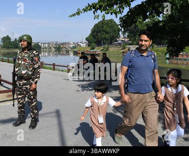 Srinagar, Jammu-et-Cachemire, Inde. 13 mai 2025. Les écoliers marchent alors que les écoles rouvrent après l’annonce du cessez-le-feu entre l’Inde et le Pakistan, à Srinagar, le 13 mai 2025. (Crédit image : © Basit Zargar/ZUMA Press Wire) USAGE ÉDITORIAL SEULEMENT ! Non destiné à UN USAGE commercial ! Banque D'Images