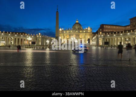 14.09.2021, Italie, Latium, Rome - ITA - Cité du Vatican. Place Saint-Pierre et basilique Saint-Pierre la nuit. Une voiture de police avec des feux bleus clignotants conduisent Banque D'Images