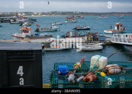 05.03.2025, Portugal, Algarve, Sagres - bateaux de pêche dans le port de pêche de Sagres. 00X250305D074CAROEX.JPG [AUTORISATION DU MODÈLE : NON, AUTORISATION DU PROPRIÉTAIRE : Banque D'Images