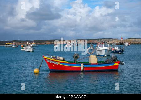 09.03.2025, Portugal, Algarve, Sagres - bateaux de pêche colorés dans le port de pêche de Sagres. 00X250309D143CAROEX.JPG [AUTORISATION DU MODÈLE : NON, PROPRIÉTÉ RE Banque D'Images