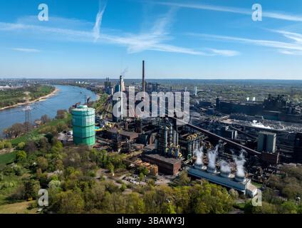 08.04.2025, Allemagne, Rhénanie du Nord-Westphalie, Duisbourg - HKM Huettenwerk Krupp Mannesmann à Duisbourg-Huettenheim sur le Rhin, sidérurgique Thys Banque D'Images