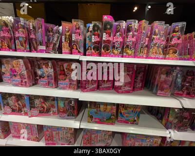 Large sélection de jouets Barbie sur les étagères du magasin Banque D'Images
