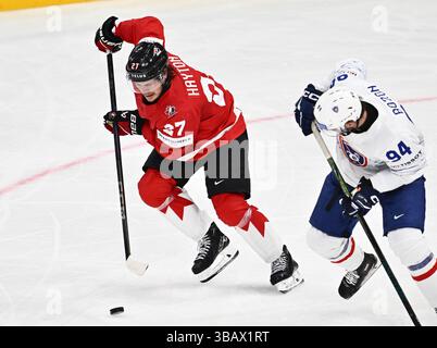 Stockholm, Suède. 13 mai 2025. STOCKHOLM, SUÈDE 20250513Le canadien Barrett Hayton et le français Tim Bozon lors du Championnat mondial de hockey sur glace de l'IIHF forment un match entre le Canada et la France à l'Avicii Arena de Stockholm, en Suède, le 13 mai 2025. Photo : Anders Wiklund/TT/Code 10040 crédit : TT News Agency/Alamy Live News Banque D'Images