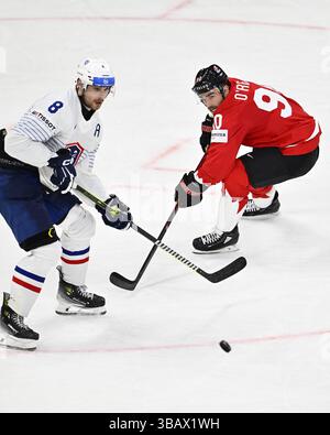 Stockholm, Suède. 13 mai 2025. STOCKHOLM, SUÈDE 20250513Hugo Gallet, français, et Ryan O'Reilly, canadien, lors du Championnat mondial de hockey sur glace de l'IIHF, forment un match entre le Canada et la France à l'Avicii Arena de Stockholm, en Suède, le 13 mai 2025. Photo : Anders Wiklund/TT/Code 10040 crédit : TT News Agency/Alamy Live News Banque D'Images