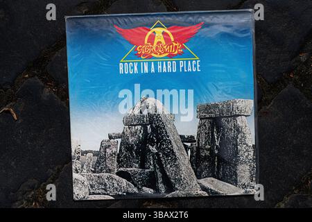 Lviv, Ukraine - 13 mai 2025 : disque vinyle affichant l'album Hard rock Aerosmith 1982, Rock in a Hard place. Banque D'Images