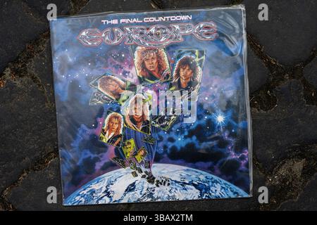 Lviv, Ukraine - 13 mai 2025 : album rock emblématique de 1986 The final Countdown by Europe, avec des œuvres cosmiques vibrantes Banque D'Images