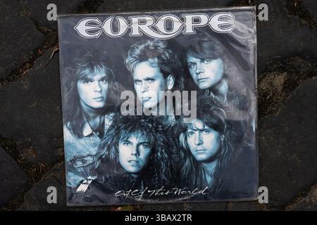 Lviv, Ukraine - 13 mai 2025 : pochette de l'album Iconic Out of This World par Europe sorti en 1988. Banque D'Images