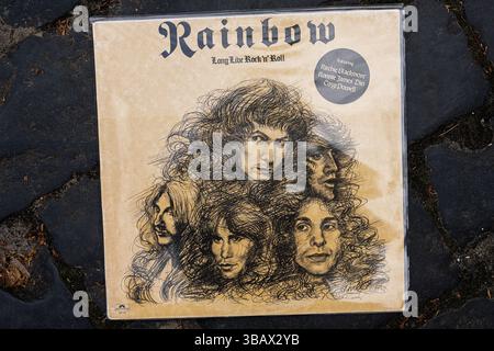 Lviv, Ukraine - 13 mai 2025 : couverture vinyle de Rainbow 1978 long Live Rock n Roll album avec des illustrations artistiques complexes Banque D'Images