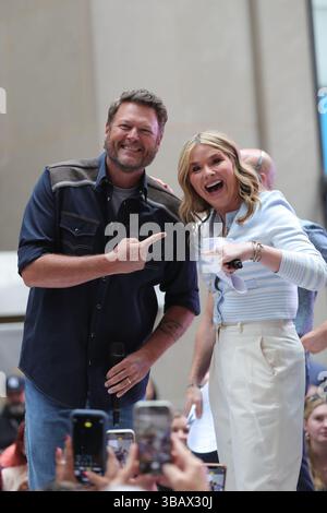 NEW YORK, NY - 13 MAI 2025 : la star de la musique country Blake Shelton se produit en direct sur NBCS Today Show au Rockefeller Center dans le cadre de la série de concerts du matin. Les fans ont rempli la plaza tôt le matin pour voir Sheltons set haute énergie, qui comprenait des tubes de son dernier album et les favoris des fans. La performance faisait partie de la célébration continue de la musique live au cœur de Manhattan. Photo : Giada Papini Rampelotto/EuropaNewswire Banque D'Images