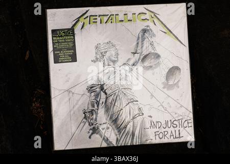Lviv, Ukraine - 13 mai 2025 : pochette de Metallica ...et Justice for All, 1988 remasterisée sur vinyle. Banque D'Images