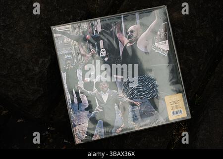 Lviv, Ukraine - 13 mai 2025 : disque vinyle de l'album Doors Strange Days 1967 affiché à l'extérieur Banque D'Images