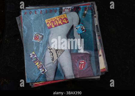 Lviv, Ukraine - 13 mai 2025 : gros plan de l'album Undercover 1983 des Rolling Stones avec des images uniques. Banque D'Images