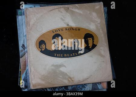 Lviv, Ukraine - 13 mai 2025 : une vieille pochette de disque vinyle de 1977 mettant en vedette la compilation Beatles Love Songs. Banque D'Images