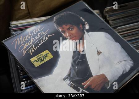 Lviv, Ukraine - 13 mai 2025 : Michael Jackson 1982 couverture de l'album Thriller présentant le genre intemporel de musique dance-pop. Banque D'Images