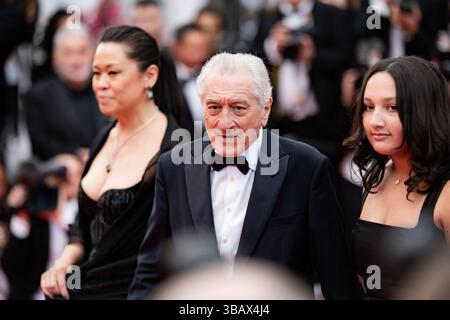 CANNES, FRANCE - 13 MAI : Robert de Niro et Tiffany Chen assistent au tapis rouge pour la cérémonie d'ouverture et le scénario 'partir un jour' Banque D'Images