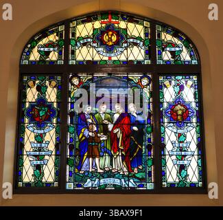 Vue des vitraux de l'église anglicane St John Evangelist, dans la ville de Wagga Wagga, Nouvelle-Galles du Sud, Australie Banque D'Images